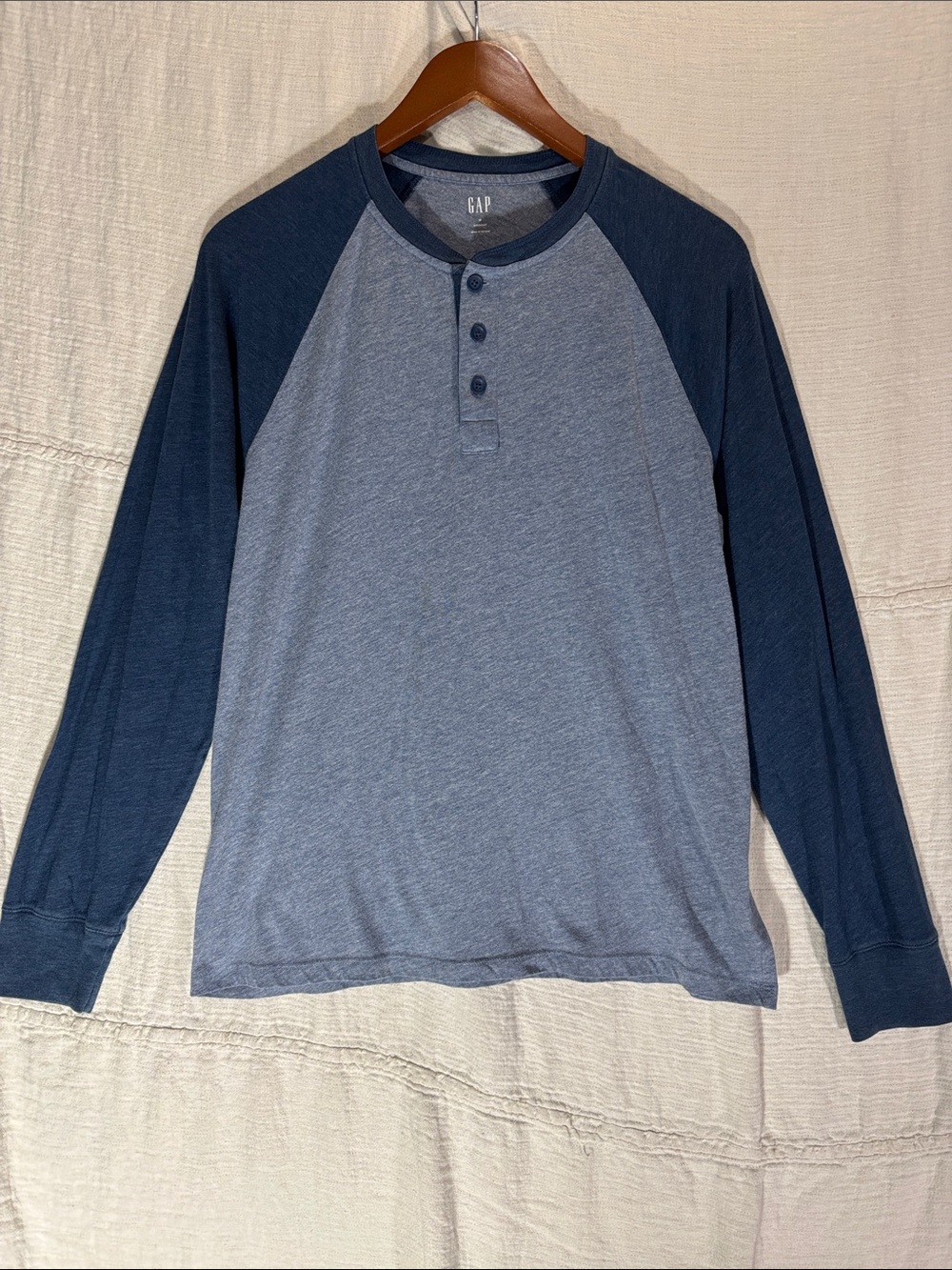 GAP Men’s Medium Everyday Colorblock Raglan Henley Long Sleeve Blue Cotton Blend